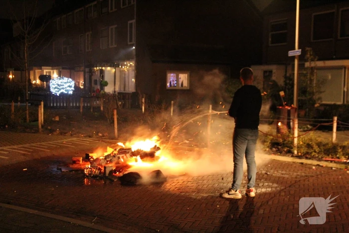 Brandweer blust brandende vuurwerkpotten