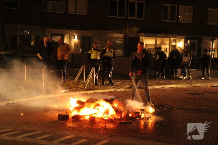Brandweer blust brandende vuurwerkpotten