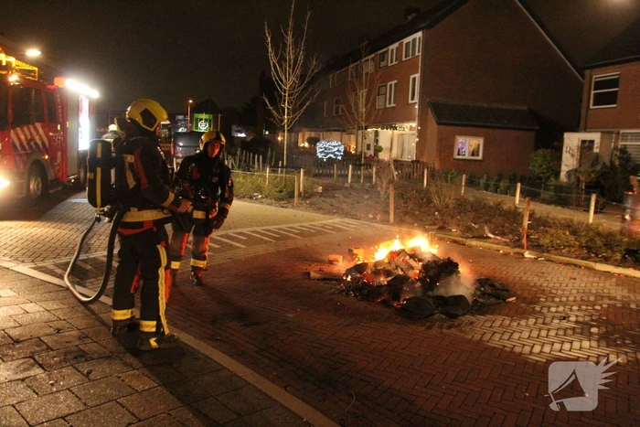 Brandweer blust brandende vuurwerkpotten