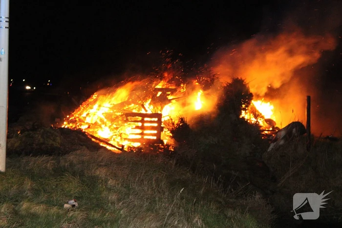 Flinke berg houtafval in brand