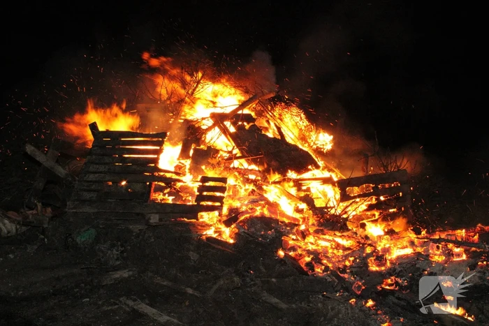 Flinke berg houtafval in brand