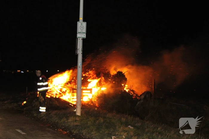 Flinke berg houtafval in brand