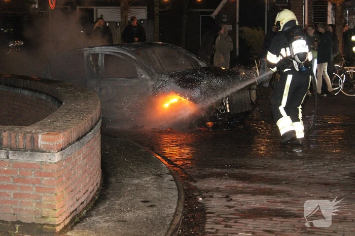 Auto brandt volledig uit