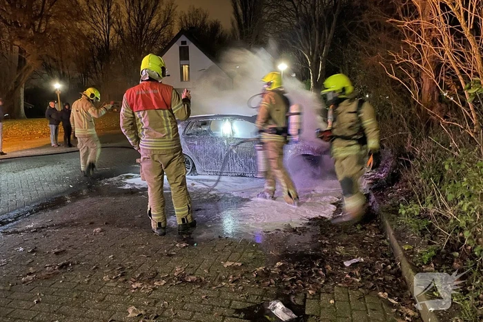 Geparkeerde auto volledig uitgebrand
