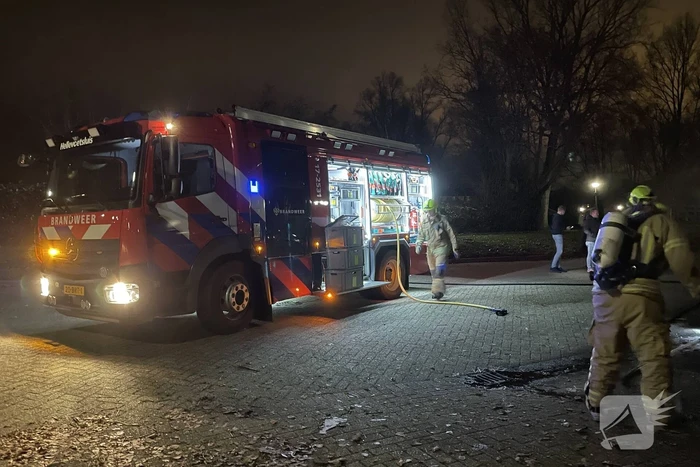 Geparkeerde auto volledig uitgebrand