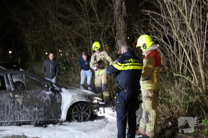 Geparkeerde auto volledig uitgebrand
