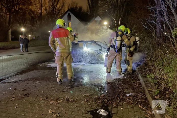 Geparkeerde auto volledig uitgebrand