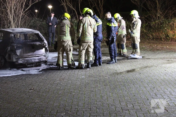 Geparkeerde auto volledig uitgebrand