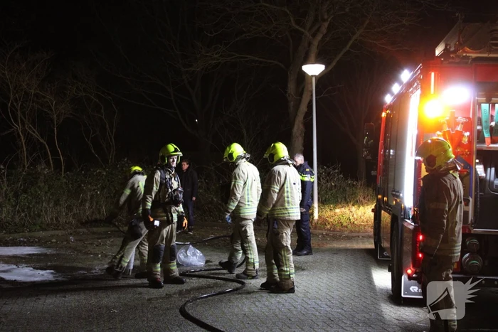 Geparkeerde auto volledig uitgebrand