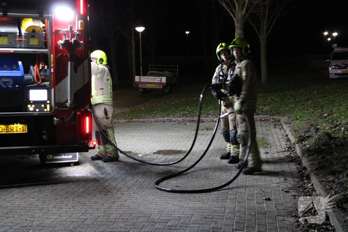 Geparkeerde auto volledig uitgebrand