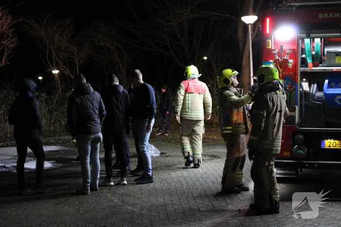 Geparkeerde auto volledig uitgebrand
