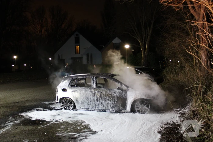 Geparkeerde auto volledig uitgebrand