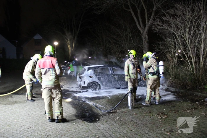 Geparkeerde auto volledig uitgebrand