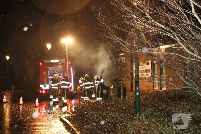 Veel rook door brand in container