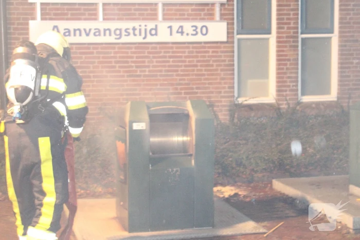 Veel rook door brand in container