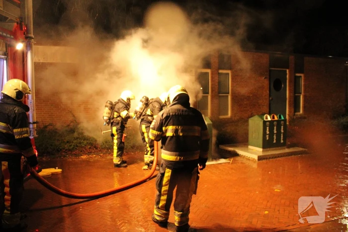 Veel rook door brand in container