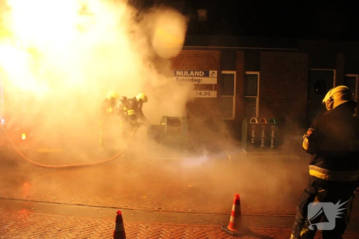 Veel rook door brand in container
