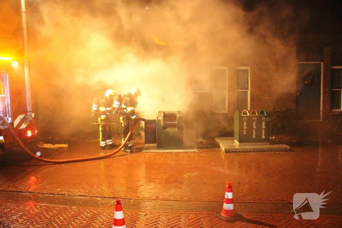 Veel rook door brand in container