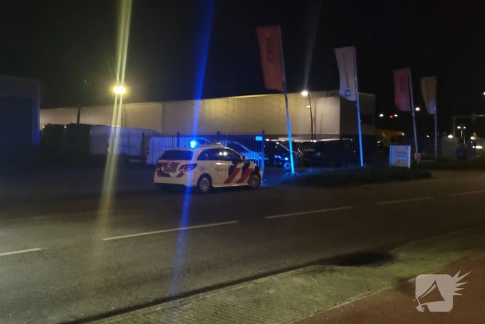 Brandweer blust brandend heg naast pand