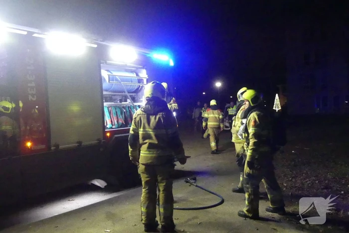 Brandweer blust brandende scooter
