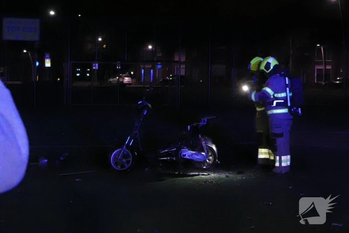 Brandweer blust brandende scooter