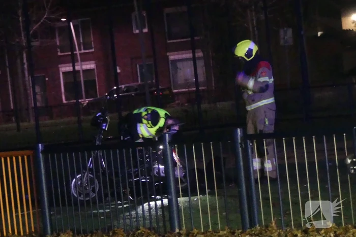 Brandweer blust brandende scooter