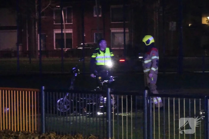 Brandweer blust brandende scooter