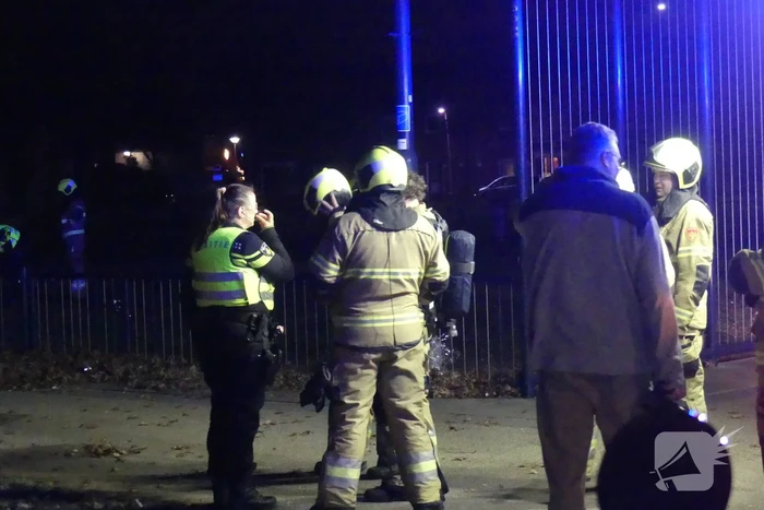 Brandweer blust brandende scooter