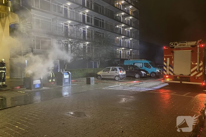 Brandweer blust brandende container