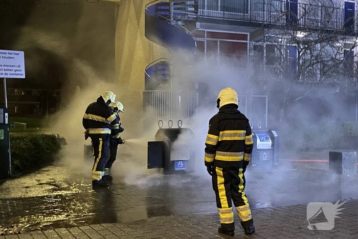 Brandweer blust brandende container