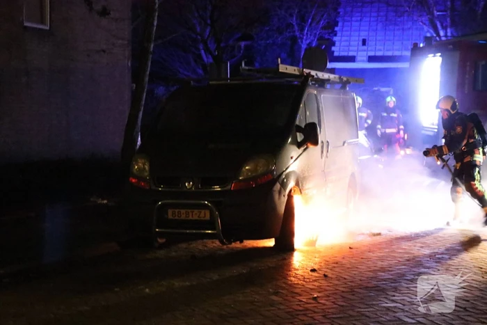 Brand in wielkast van bestelbus