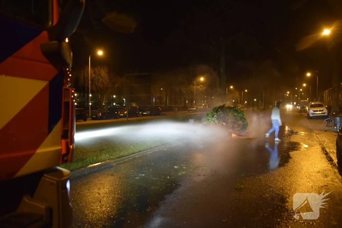 Brandweer zet waterkanon voor buitenrand