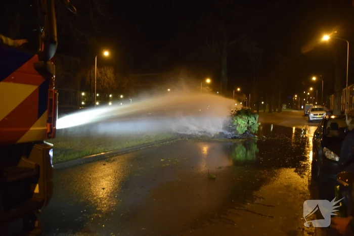 Brandweer zet waterkanon voor buitenrand