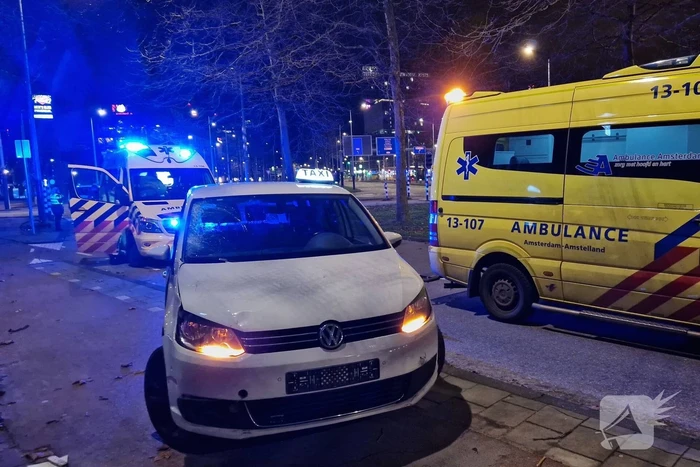 Fietser gewond bij botsing met taxi