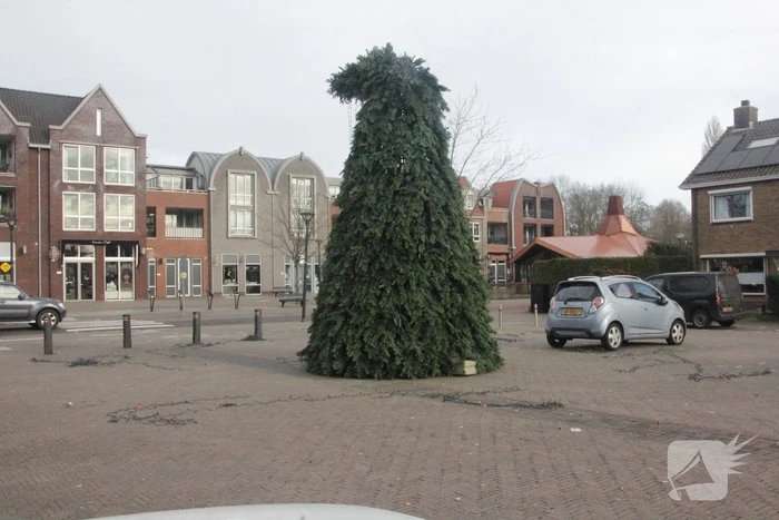 Grote gemeente kerstboom wederom vernield