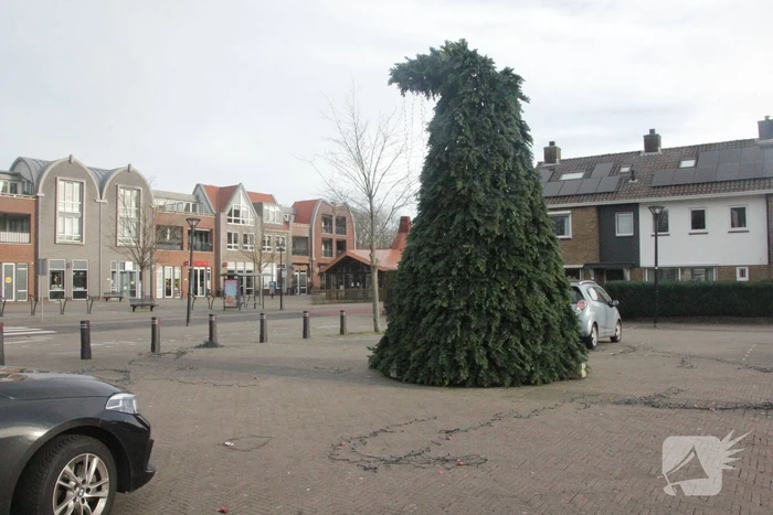 Grote gemeente kerstboom wederom vernield