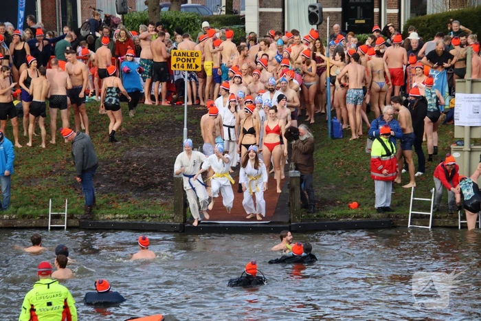 Grote drukte bij nieuwjaarsduik
