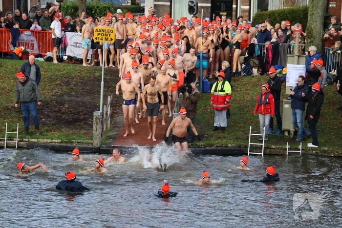 Grote drukte bij nieuwjaarsduik