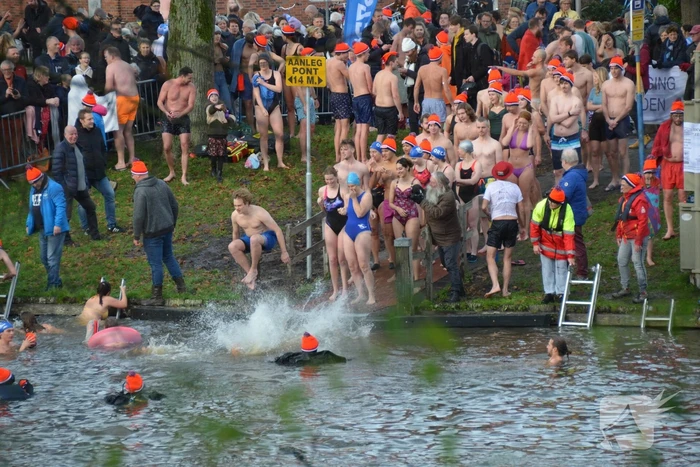 Grote drukte bij nieuwjaarsduik