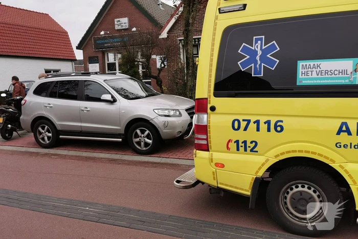 Twee scooterrijders ten val na botsing met geparkeerde auto
