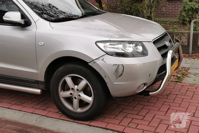 Twee scooterrijders ten val na botsing met geparkeerde auto