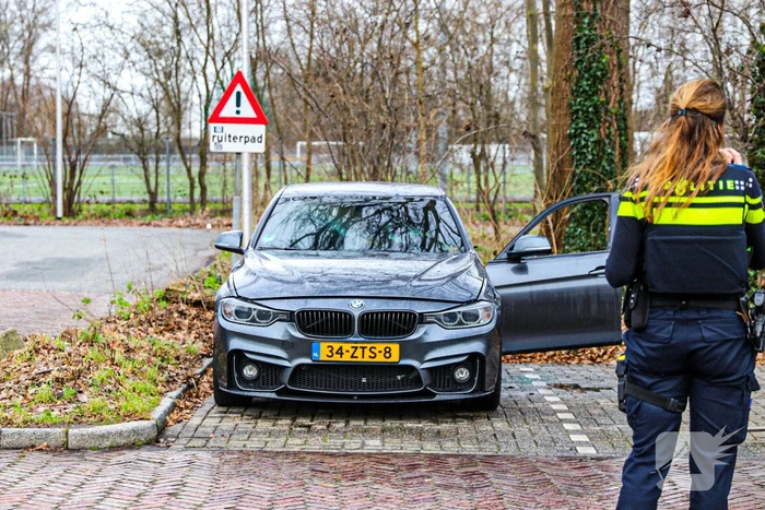 Geparkeerde auto flink beschadigd door brand