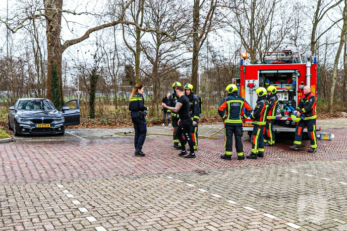 Geparkeerde auto flink beschadigd door brand