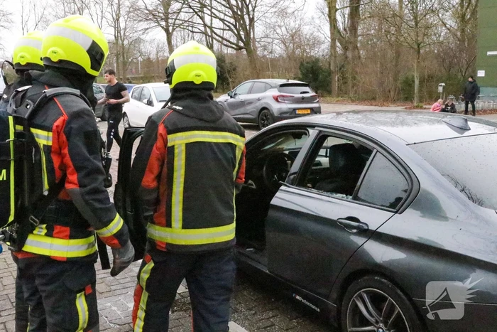 Geparkeerde auto flink beschadigd door brand