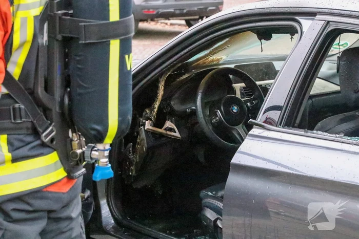 Geparkeerde auto flink beschadigd door brand