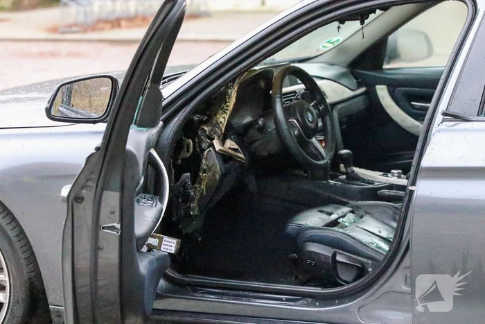 Geparkeerde auto flink beschadigd door brand