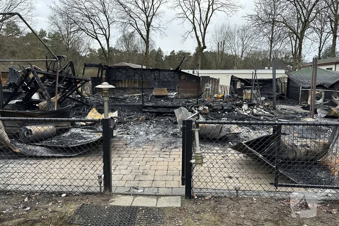 Chalet brandt volledig uit op vakantiepark Peter Gillis