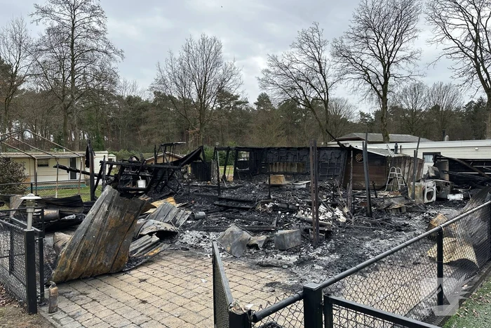 Chalet brandt volledig uit op vakantiepark Peter Gillis
