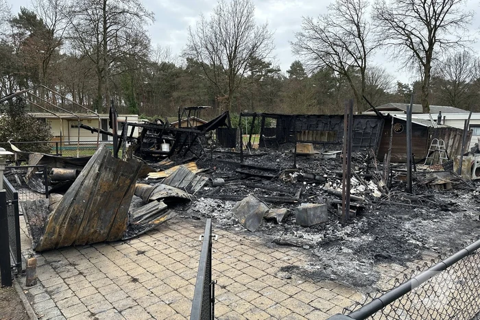Chalet brandt volledig uit op vakantiepark Peter Gillis