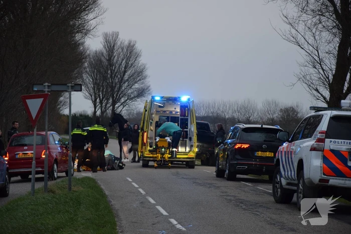 Persoon belandt onder paard na val en raakt zwaargewond